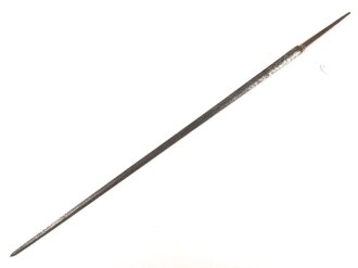 Klinge für eine Blankwaffe, Länge 81cm, Gesamtlänge 95cm,  Breite 20,5mm. Alter und Herkunft unbekannt.