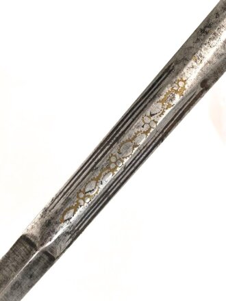 Klinge für eine Blankwaffe, Länge 58,5cm, Gesamtlänge 75cm,  Breite 15,7mm. Alter und Herkunft unbekannt.