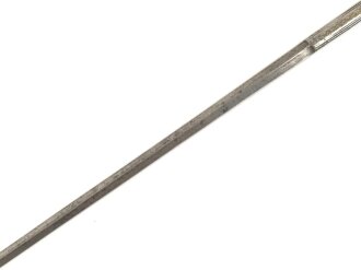 Klinge für eine Blankwaffe, Länge 58,5cm, Gesamtlänge 75cm,  Breite 15,7mm. Alter und Herkunft unbekannt.
