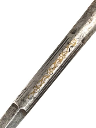 Klinge für eine Blankwaffe, Länge 58,5cm, Gesamtlänge 75cm,  Breite 15,7mm. Alter und Herkunft unbekannt.