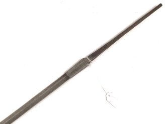 Klinge für eine Blankwaffe, Länge 87cm, Gesamtlänge 104cm,  Breite 15,3mm. Alter und Herkunft unbekannt.