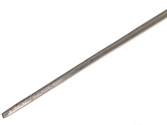 Klinge für eine Blankwaffe, Länge 87cm, Gesamtlänge 104cm,  Breite 15,3mm. Alter und Herkunft unbekannt.