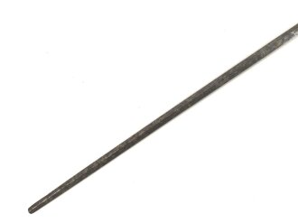 Klinge für eine Blankwaffe, Länge 81cm, Gesamtlänge 89,5cm,  Breite 13,5mm. Alter und Herkunft unbekannt.