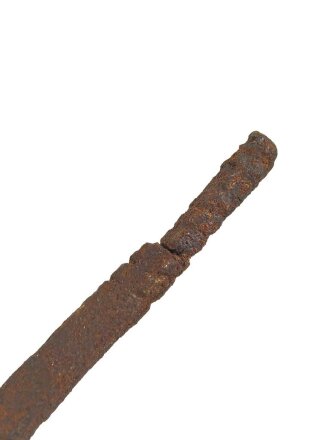 Klinge für eine Blankwaffe, Länge 81cm, Gesamtlänge 89,5cm,  Breite 13,5mm. Alter und Herkunft unbekannt.