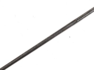 Klinge für eine Blankwaffe, Länge 81cm, Gesamtlänge 89,5cm,  Breite 13,5mm. Alter und Herkunft unbekannt.