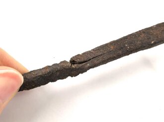 Klinge für eine Blankwaffe, Länge 81cm, Gesamtlänge 89,5cm,  Breite 13,5mm. Alter und Herkunft unbekannt.