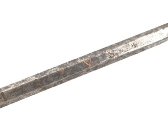 Klinge für eine Blankwaffe, Länge 81cm, Gesamtlänge 89,5cm,  Breite 13,5mm. Alter und Herkunft unbekannt.