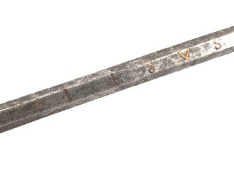 Klinge für eine Blankwaffe, Länge 81cm, Gesamtlänge 89,5cm,  Breite 13,5mm. Alter und Herkunft unbekannt.