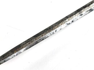 Klinge für eine Blankwaffe, Länge 70,5cm, Gesamtlänge 85,5cm,  Breite 17,4mm. Alter und Herkunft unbekannt.