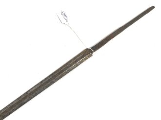 Klinge für eine Blankwaffe, Länge 70,5cm, Gesamtlänge 85,5cm,  Breite 17,4mm. Alter und Herkunft unbekannt.