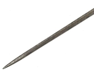 Klinge für eine Blankwaffe, Länge 70,5cm, Gesamtlänge 85,5cm,  Breite 17,4mm. Alter und Herkunft unbekannt.
