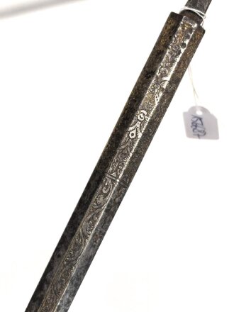 Klinge für eine Blankwaffe, Länge 70,5cm, Gesamtlänge 85,5cm,  Breite 17,4mm. Alter und Herkunft unbekannt.