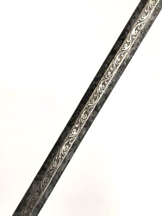 Klinge für eine Blankwaffe, Länge 70,5cm, Gesamtlänge 85,5cm,  Breite 17,4mm. Alter und Herkunft unbekannt.