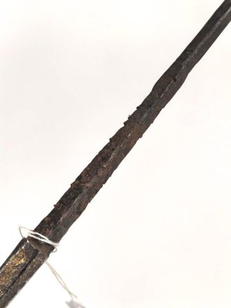 Klinge für eine Blankwaffe, Länge 70,5cm, Gesamtlänge 85,5cm,  Breite 17,4mm. Alter und Herkunft unbekannt.