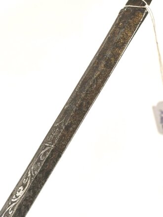 Klinge für eine Blankwaffe, Länge 70,5cm, Gesamtlänge 85,5cm,  Breite 17,4mm. Alter und Herkunft unbekannt.