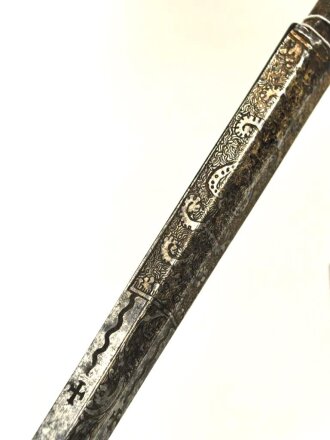 Klinge für eine Blankwaffe, Länge 70,5cm, Gesamtlänge 85,5cm,  Breite 17,4mm. Alter und Herkunft unbekannt.