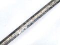 Klinge für eine Blankwaffe, Länge 70,5cm, Gesamtlänge 85,5cm,  Breite 17,4mm. Alter und Herkunft unbekannt.