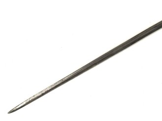 Klinge für eine Blankwaffe, Länge 87cm, Gesamtlänge 105cm,  Breite 15,3mm. Alter und Herkunft unbekannt.