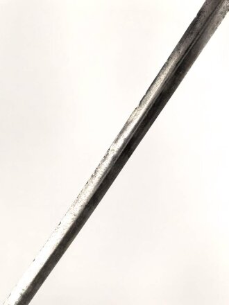 Klinge für eine Blankwaffe, Länge 87cm, Gesamtlänge 105cm,  Breite 15,3mm. Alter und Herkunft unbekannt.