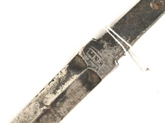 Klinge für eine Blankwaffe, Länge 87cm, Gesamtlänge 105cm,  Breite 15,3mm. Alter und Herkunft unbekannt.