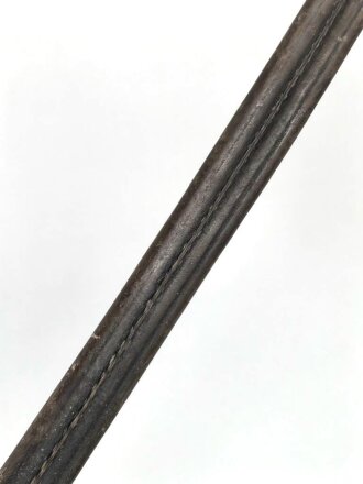 Scheide für eine Blankwaffe, Gesamtlänge 78,5cm,  Klingenöffnung etwa 6 x 22mm. Alter und Herkunft unbekannt.