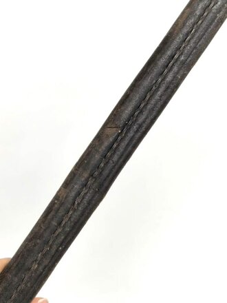 Scheide für eine Blankwaffe, Gesamtlänge 78,5cm,  Klingenöffnung etwa 6 x 22mm. Alter und Herkunft unbekannt.