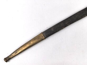 Scheide für eine Blankwaffe, Gesamtlänge 78,5cm,  Klingenöffnung etwa 6 x 22mm. Alter und Herkunft unbekannt.