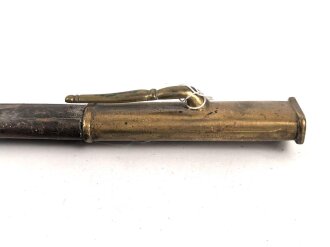 Scheide für eine Blankwaffe, Gesamtlänge 78,5cm,  Klingenöffnung etwa 6 x 22mm. Alter und Herkunft unbekannt.