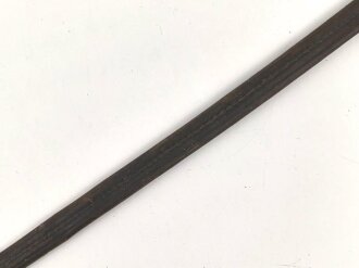 Scheide für eine Blankwaffe, Gesamtlänge 78,5cm,  Klingenöffnung etwa 6 x 22mm. Alter und Herkunft unbekannt.