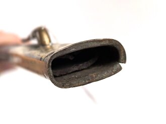 Scheide für eine Blankwaffe, Gesamtlänge 85cm,  Klingenöffnung etwa 6 x 23mm. Alter und Herkunft unbekannt.