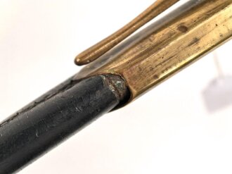 Scheide für eine Blankwaffe, Gesamtlänge 85cm,  Klingenöffnung etwa 6 x 23mm. Alter und Herkunft unbekannt.