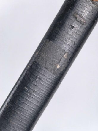 Scheide für eine Blankwaffe, Gesamtlänge 85cm,  Klingenöffnung etwa 6 x 23mm. Alter und Herkunft unbekannt.