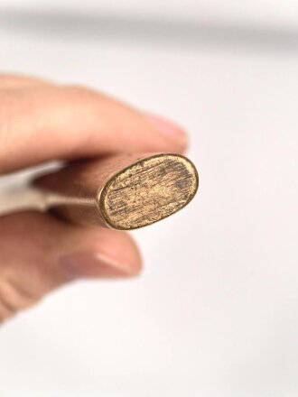 Scheide für eine Blankwaffe, Gesamtlänge 85cm,  Klingenöffnung etwa 6 x 23mm. Alter und Herkunft unbekannt.