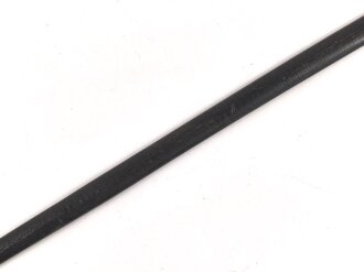 Scheide für eine Blankwaffe, Gesamtlänge 85cm,  Klingenöffnung etwa 6 x 23mm. Alter und Herkunft unbekannt.