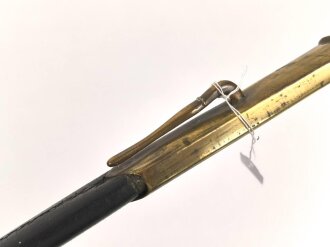 Scheide für eine Blankwaffe, Gesamtlänge 85cm,  Klingenöffnung etwa 6 x 23mm. Alter und Herkunft unbekannt.