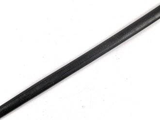 Scheide für eine Blankwaffe, Gesamtlänge 85cm,  Klingenöffnung etwa 6 x 23mm. Alter und Herkunft unbekannt.