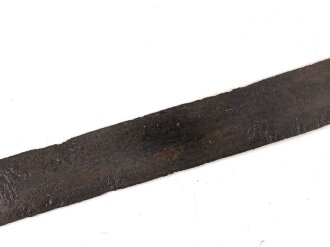 Klinge für eine Blankwaffe, Länge 76,5cm, Gesamtlänge 91cm,  Breite 31mm. Alter und Herkunft unbekannt.