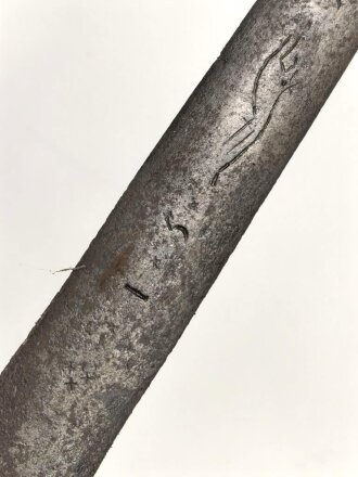 Klinge für eine Blankwaffe, Länge 76,5cm, Gesamtlänge 91cm,  Breite 31mm. Alter und Herkunft unbekannt.