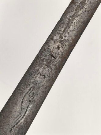 Klinge für eine Blankwaffe, Länge 76,5cm, Gesamtlänge 91cm,  Breite 31mm. Alter und Herkunft unbekannt.