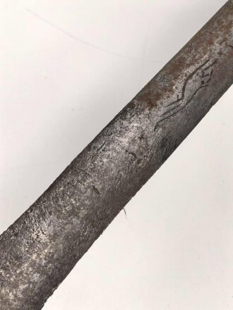 Klinge für eine Blankwaffe, Länge 76,5cm, Gesamtlänge 91cm,  Breite 31mm. Alter und Herkunft unbekannt.