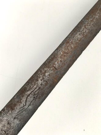 Klinge für eine Blankwaffe, Länge 76,5cm, Gesamtlänge 91cm,  Breite 31mm. Alter und Herkunft unbekannt.