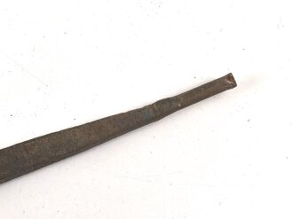 Klinge für eine Blankwaffe, Länge 76,5cm, Gesamtlänge 91cm,  Breite 31mm. Alter und Herkunft unbekannt.