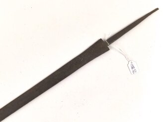 Klinge für eine Blankwaffe, Länge 76,5cm, Gesamtlänge 91cm,  Breite 31mm. Alter und Herkunft unbekannt.