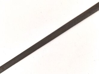 Klinge für eine Blankwaffe, Länge 76,5cm, Gesamtlänge 91cm,  Breite 31mm. Alter und Herkunft unbekannt.