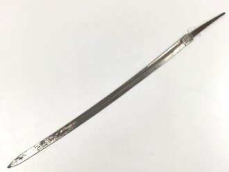 Klinge für eine Blankwaffe, Länge 69cm, Gesamtlänge 82,5cm,  Breite 26,7mm. Alter und Herkunft unbekannt.