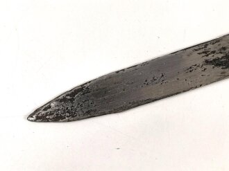 Klinge für eine Blankwaffe, Länge 69cm, Gesamtlänge 82,5cm,  Breite 26,7mm. Alter und Herkunft unbekannt.