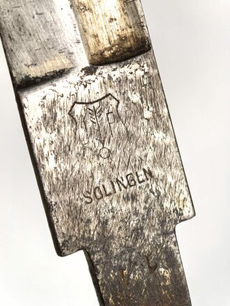Klinge für eine Blankwaffe, Länge 69cm, Gesamtlänge 82,5cm,  Breite 26,7mm. Alter und Herkunft unbekannt.