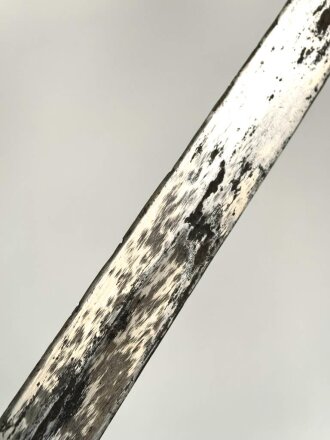 Klinge für eine Blankwaffe, Länge 69cm, Gesamtlänge 82,5cm,  Breite 26,7mm. Alter und Herkunft unbekannt.