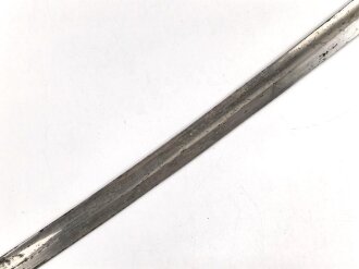 Klinge für eine Blankwaffe, Länge 69cm, Gesamtlänge 82,5cm,  Breite 26,7mm. Alter und Herkunft unbekannt.