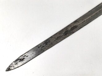Klinge für eine Blankwaffe, Länge 69cm, Gesamtlänge 82,5cm,  Breite 26,7mm. Alter und Herkunft unbekannt.